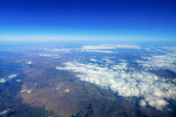 Cielo sobre las nubes, fondo de paisaje nublado, cielo azul y pelusa —  Fotos de Stock